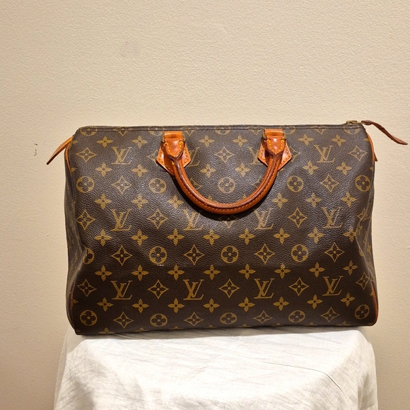 Louis Vuitton Handbags - Louis Vuitton Speedy 35 bag 14x9.5x7.5